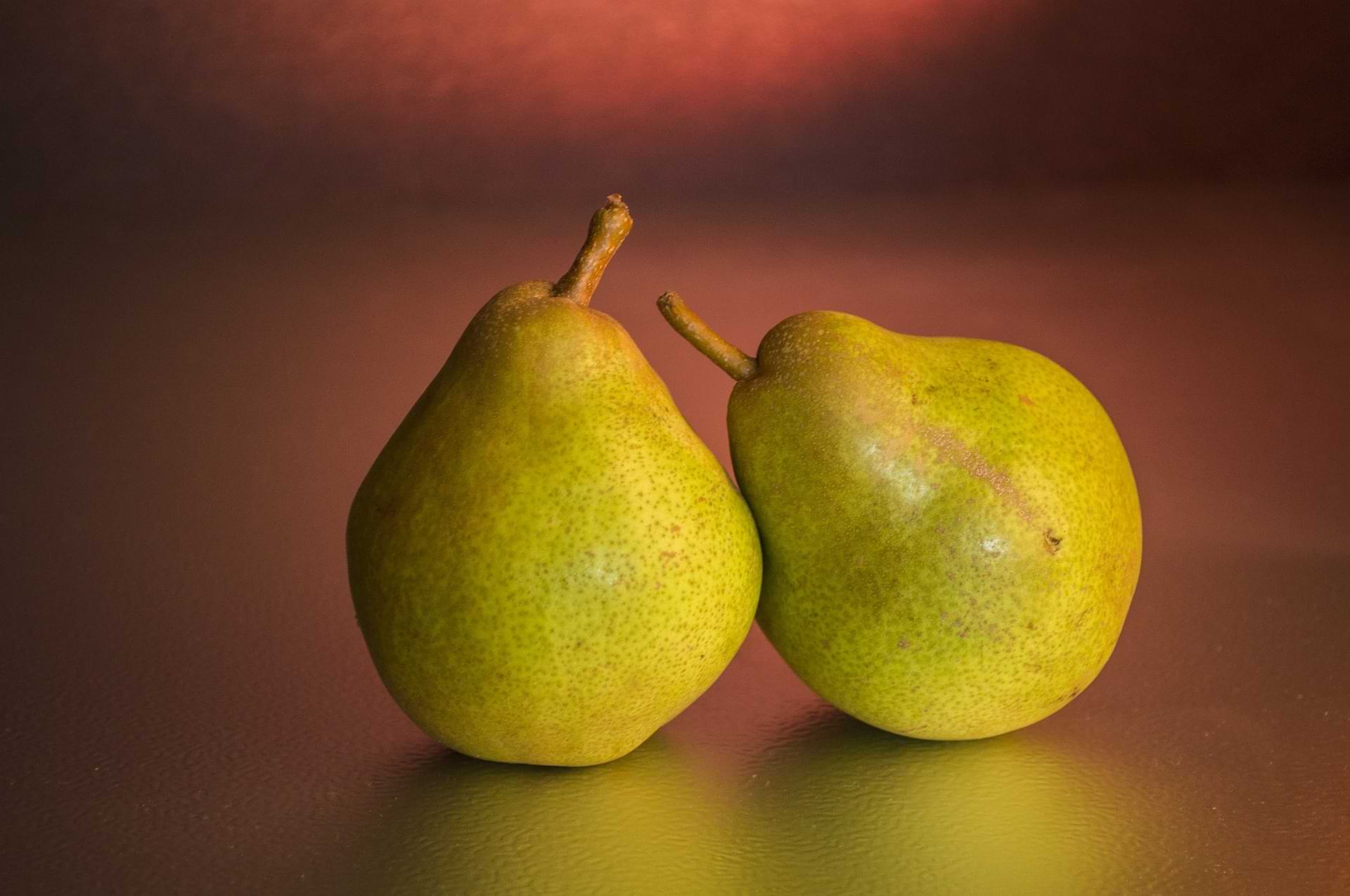 Imagen de 2 peras frescas sobre fondo borroso
